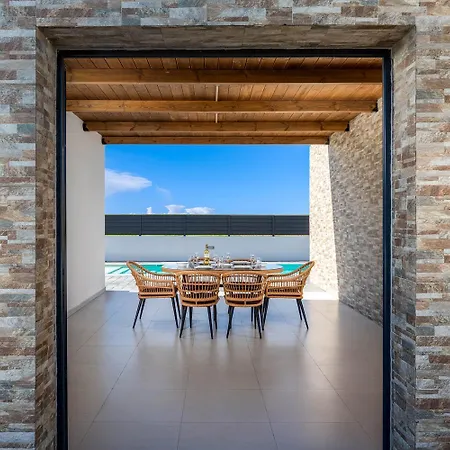 Salty Sun 7 Villa